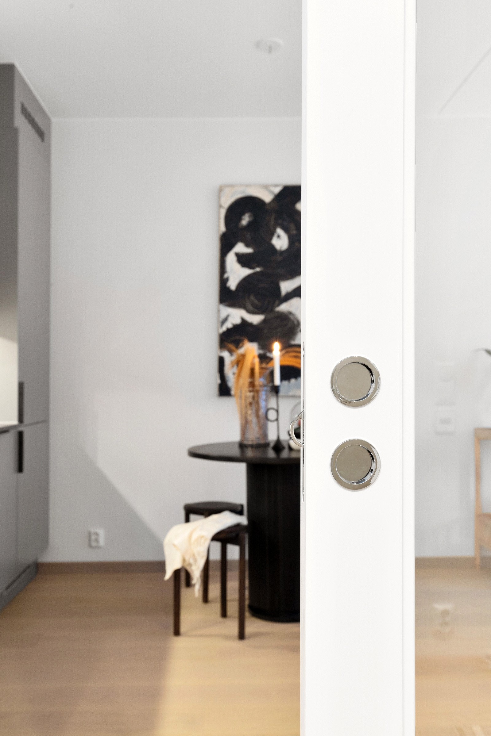 Høy standard fra 2023 med enstavs eikeparkett på gulv, vannbåren gulvvarme, glatte lysmalte overflater og skjult elektrisk anlegg. Galleribilde