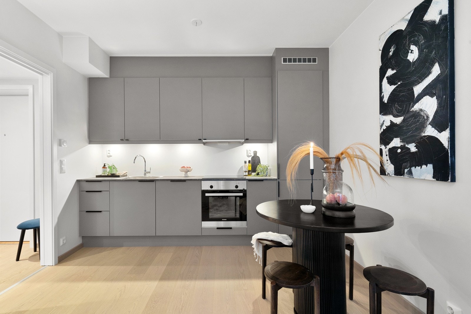 Nytt og moderne Sigdal kjøkkeninnredning fra 2023, med integrerte Siemens hvitevarer. Galleribilde