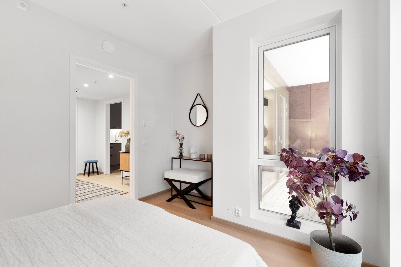 Det er god plass til dobbeltseng, nattbord og garderobeløsning. Galleribilde