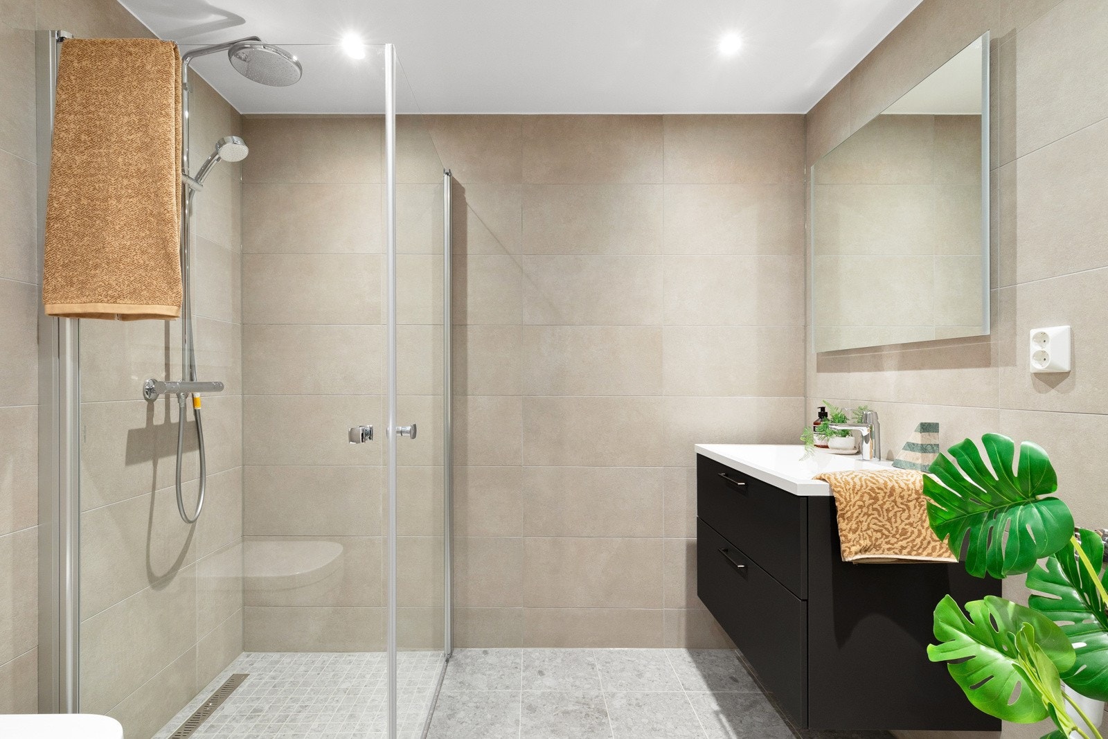 Delikat bad med en moderne innredning som gir et harmonisk og helhetlig inntrykk. Galleribilde