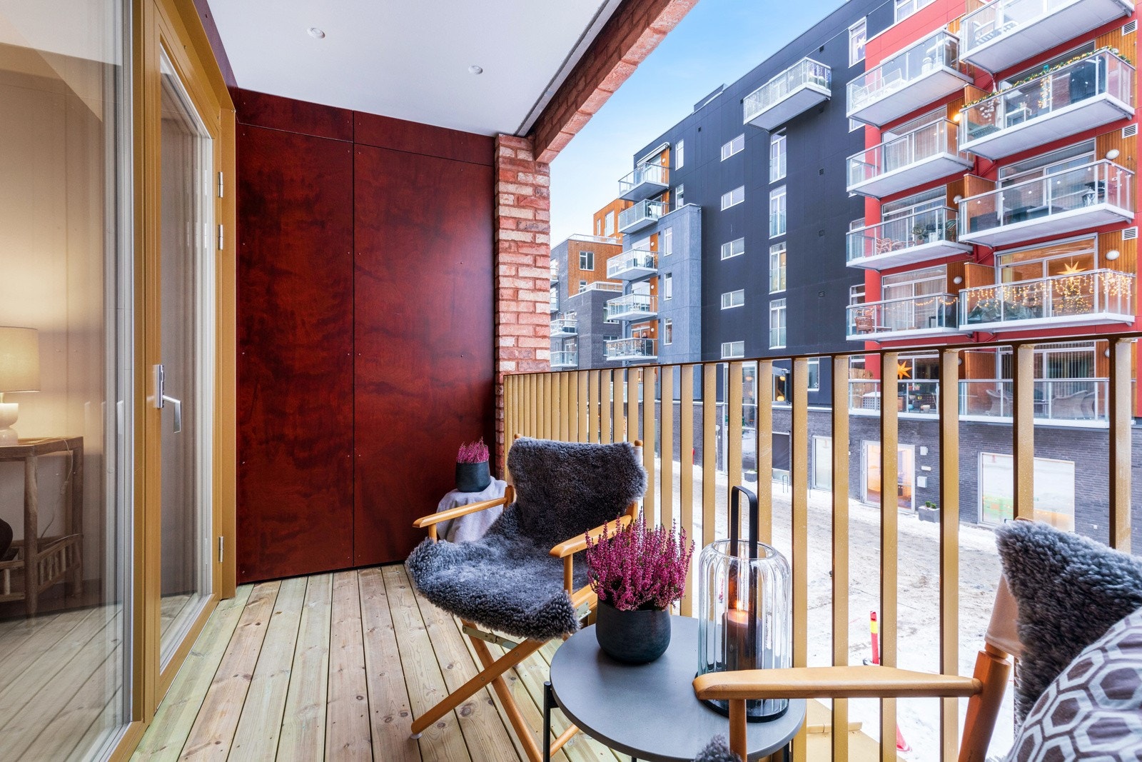 Balkongen har god plass til utemøbler, grill og planter - perfekt for varme sommerdager. Galleribilde