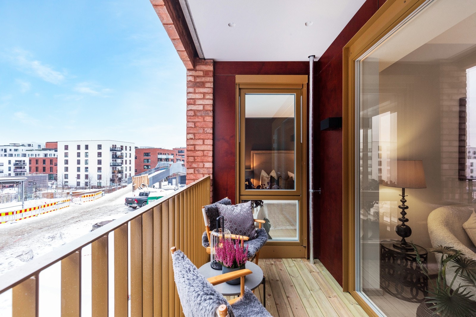 Østvendt, overbygget balkong på 5 m2 - perfekt for varme sommerdager. Galleribilde