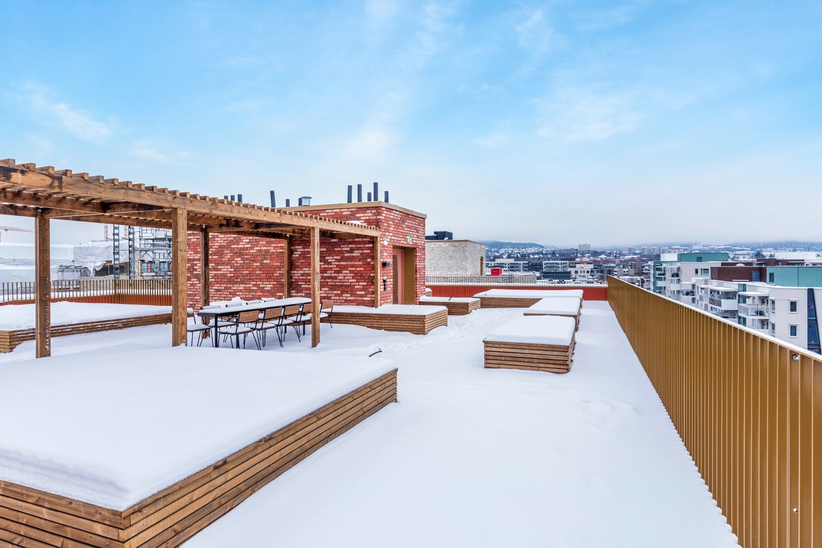 I følge utbygger vil det etableres utekjøkken, pergola og ulike sosiale soner med sittebenker og langbord (med forbehold om endringer). Galleribilde