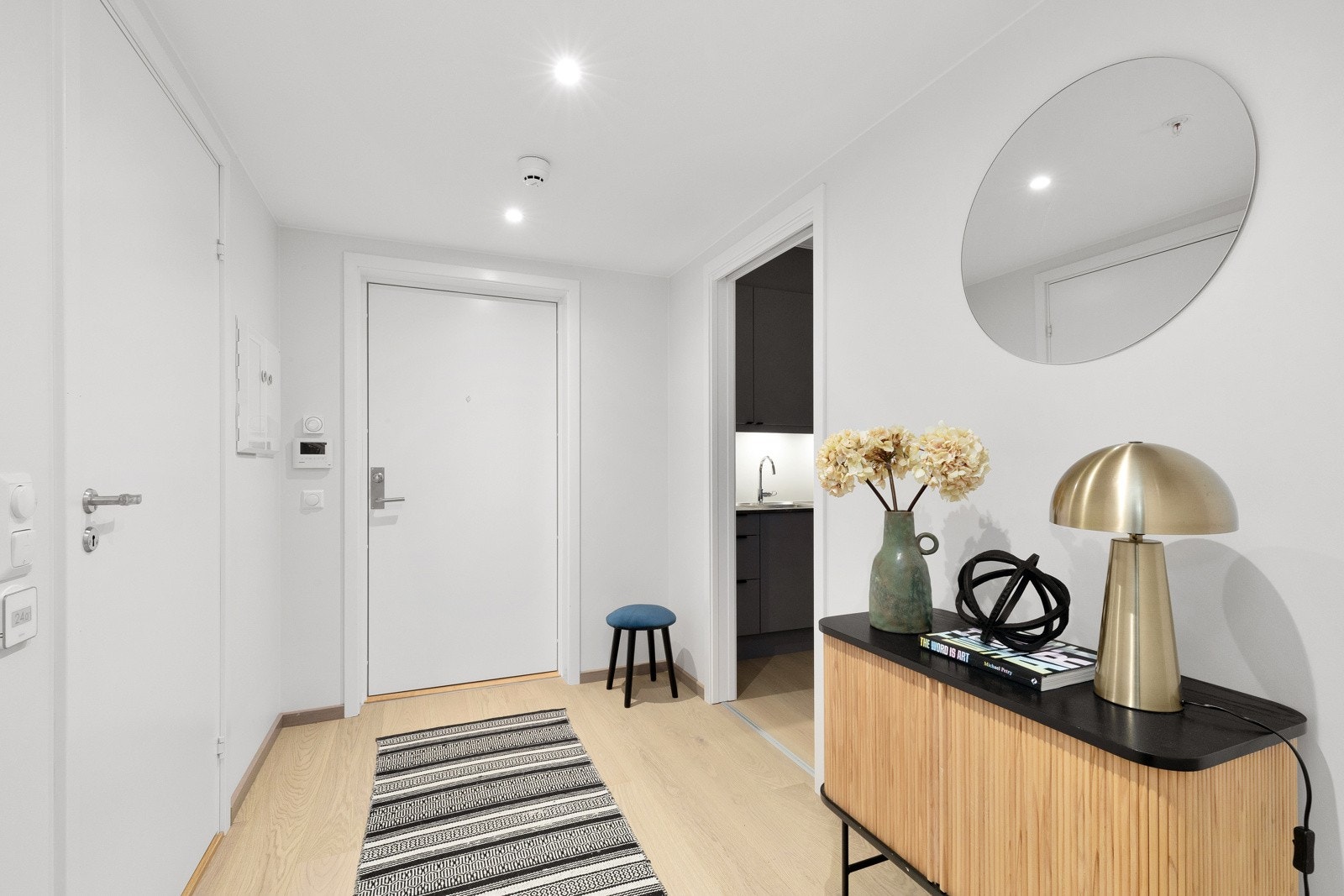 Det er montert porttelefon med video på vegg og downligts i himling. Galleribilde