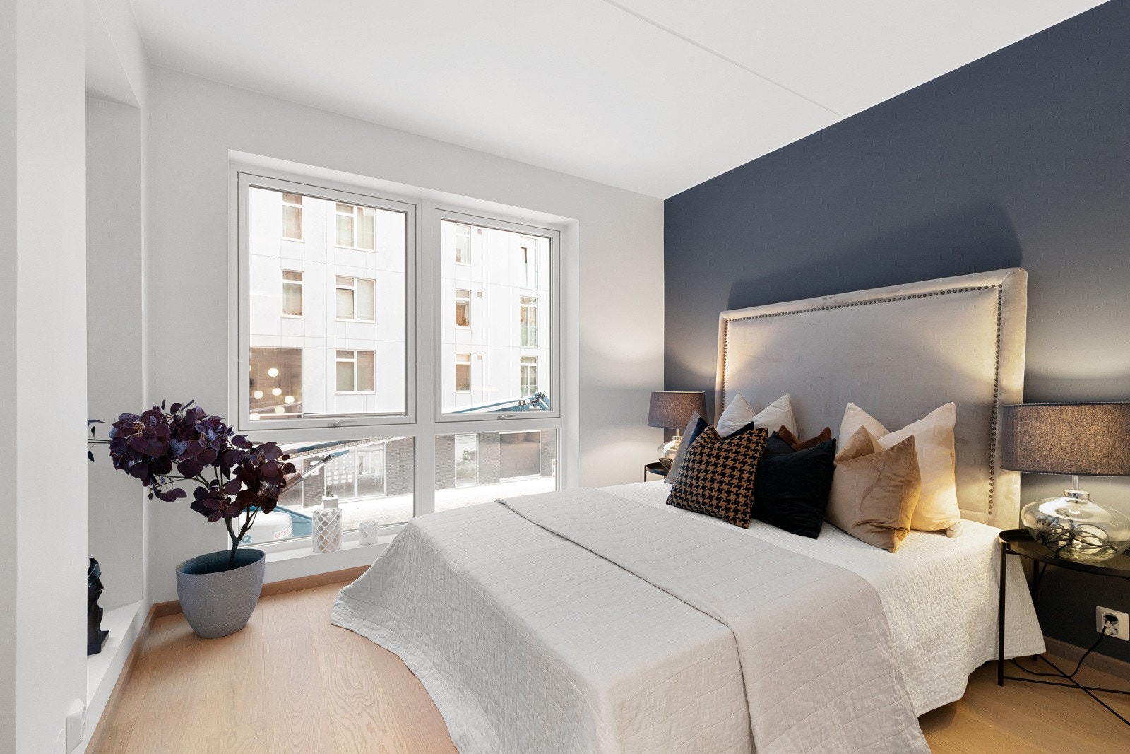 Soverommet er holdt i moderne farge som står i stil med resten av leiligheten. Galleribilde