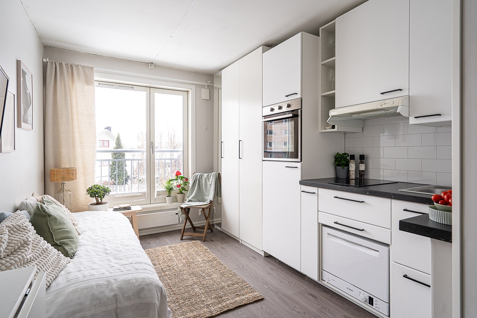 Den spesialtilpassede garderobeløsningen fortsetter i forlengelse av kjøkkeninnredningen og byr på rikelig med lagringsplass. Galleribilde