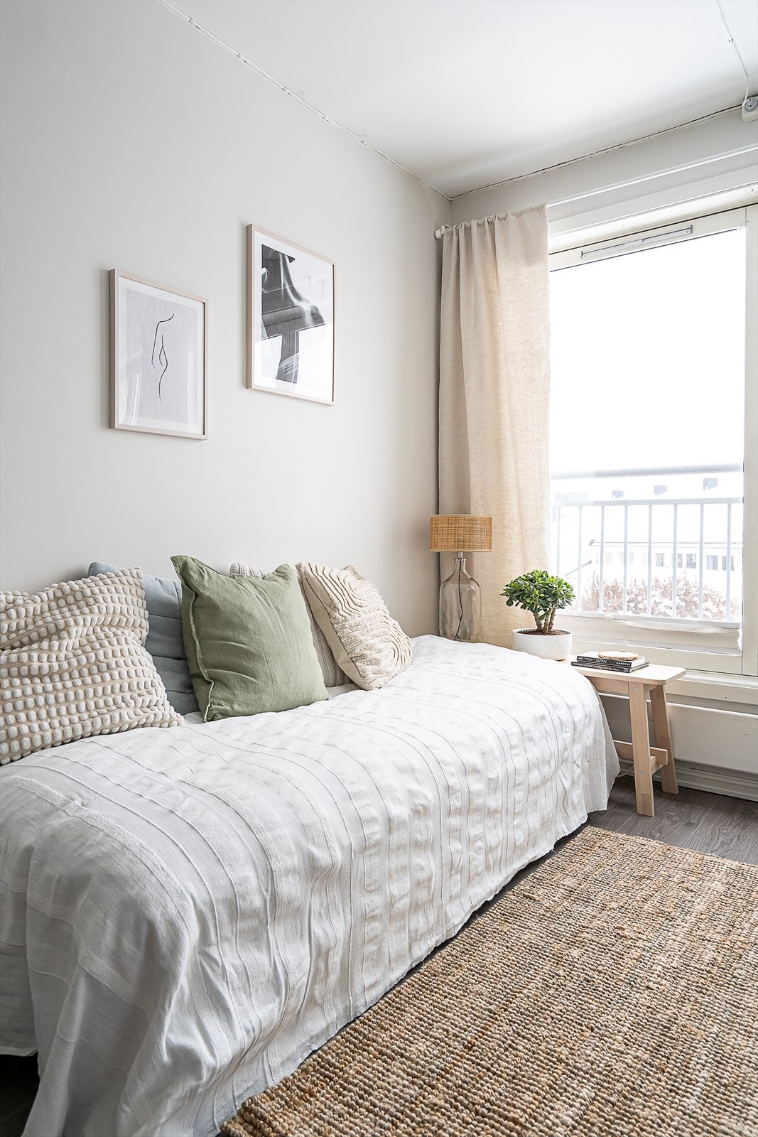 De store vindusflatene bidrar til mye lysinnslipp og en god romfølelse. Svært god internbeliggenhet. Galleribilde