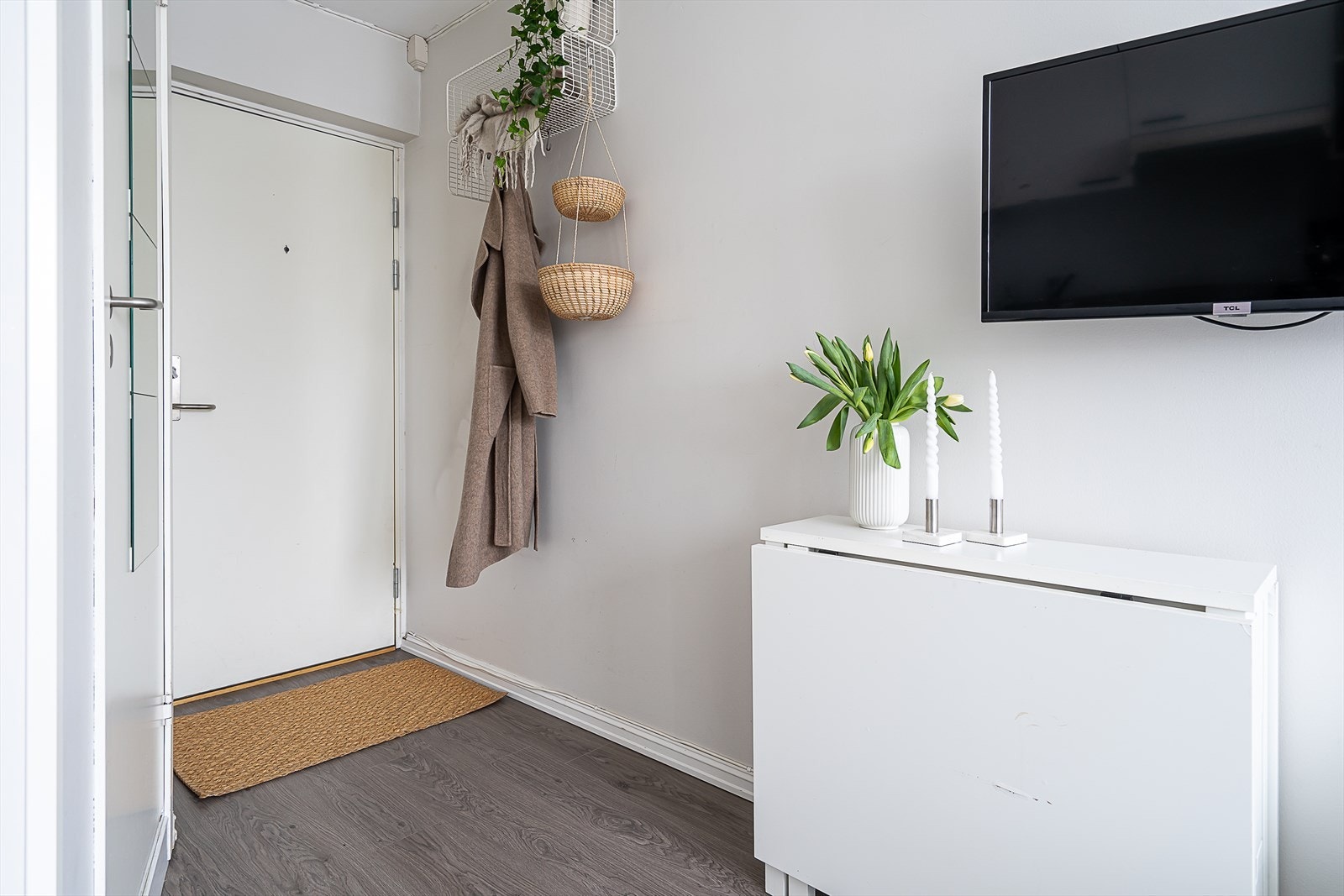 Dørcalling med åpner. Sikringsskap med automatsikringer plassert i entré. Galleribilde