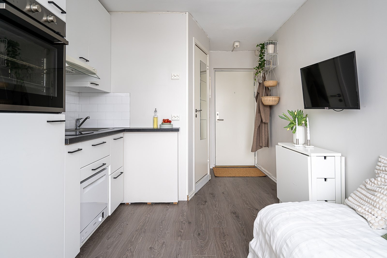 Lys og tidløs innredning med mye oppbevaringsplass. Kjøkkenet er utstyr med integrert kjøleskap, stekeovn, koketopp, oppvaskmaskin og ventilator. Galleribilde