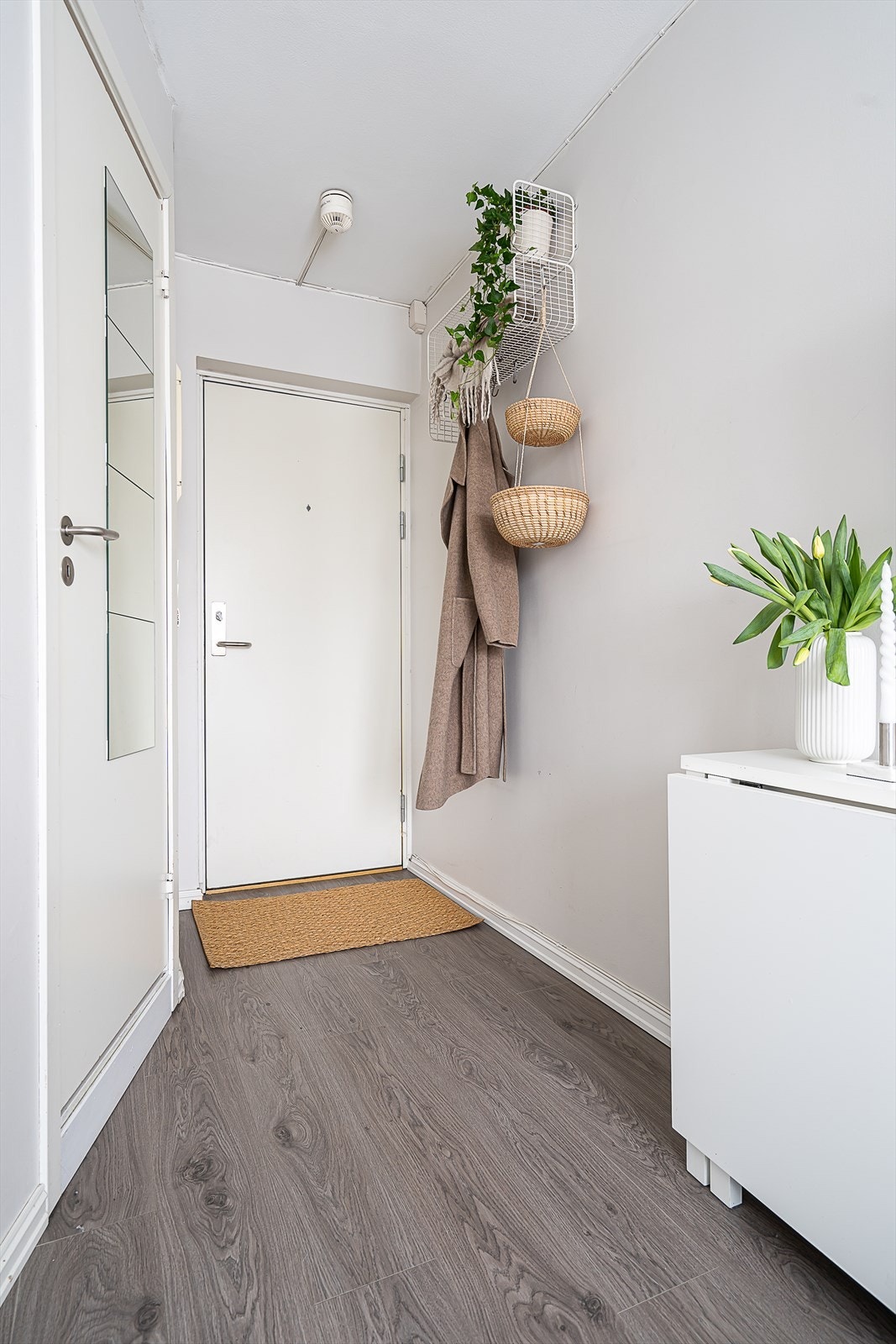 Innbydende og lys entre med smart oppbevaring. Galleribilde