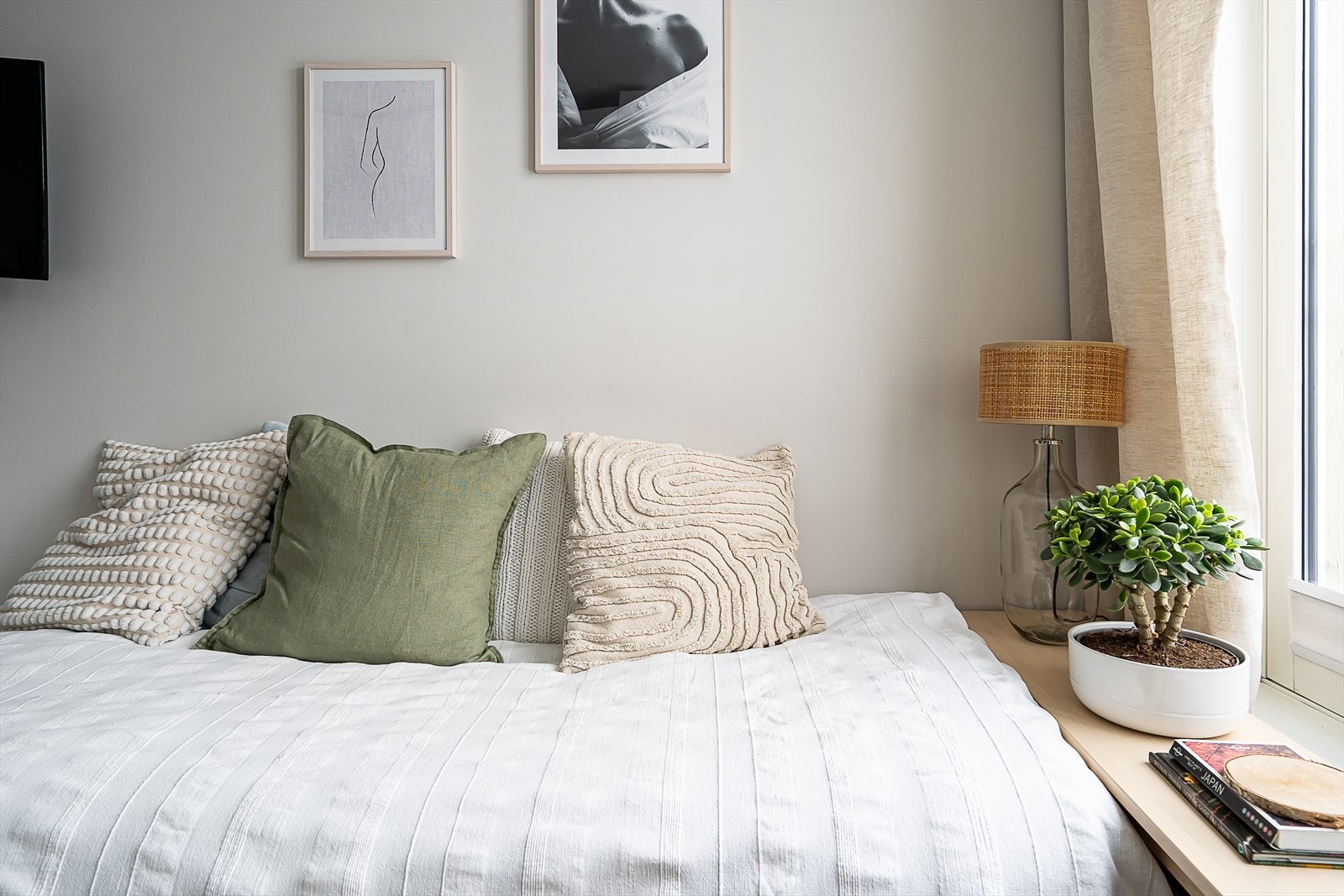 Leiligheten er malt i lyse farger Galleribilde