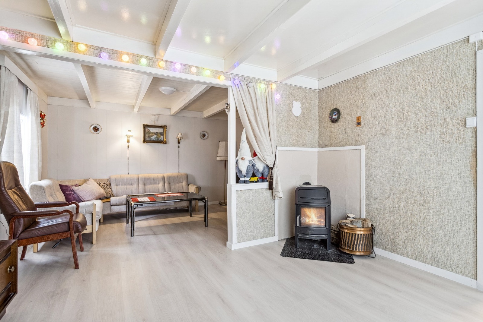 Vedfyring på stue Galleribilde