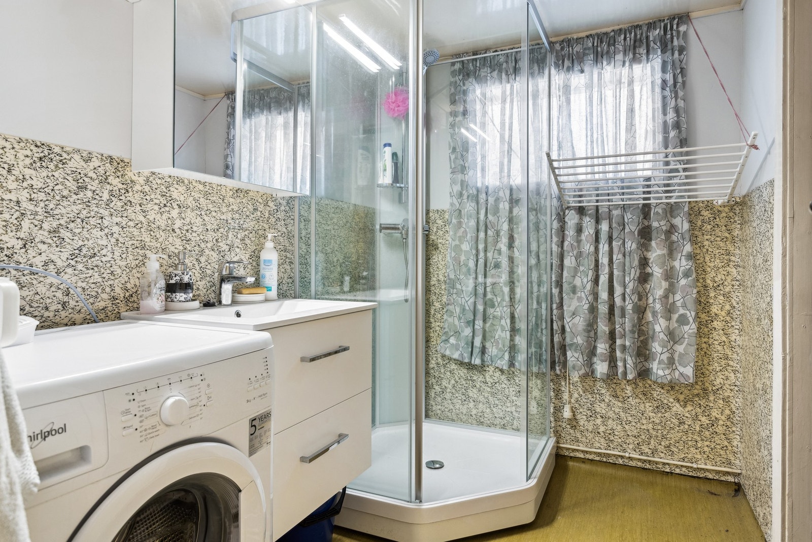 Vask og dusjkabinett på bad er nyere Galleribilde