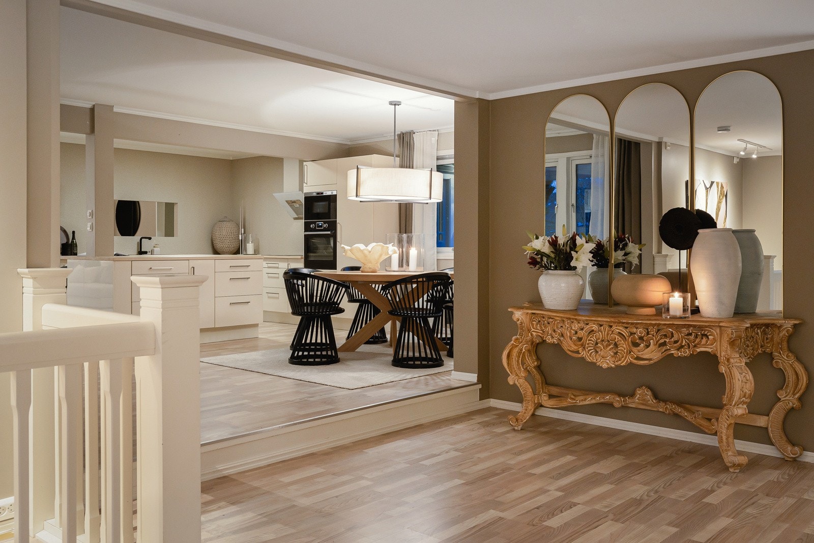 Et nett, lite trappetrinn skiller spisestua fra stua mot øst. Galleribilde