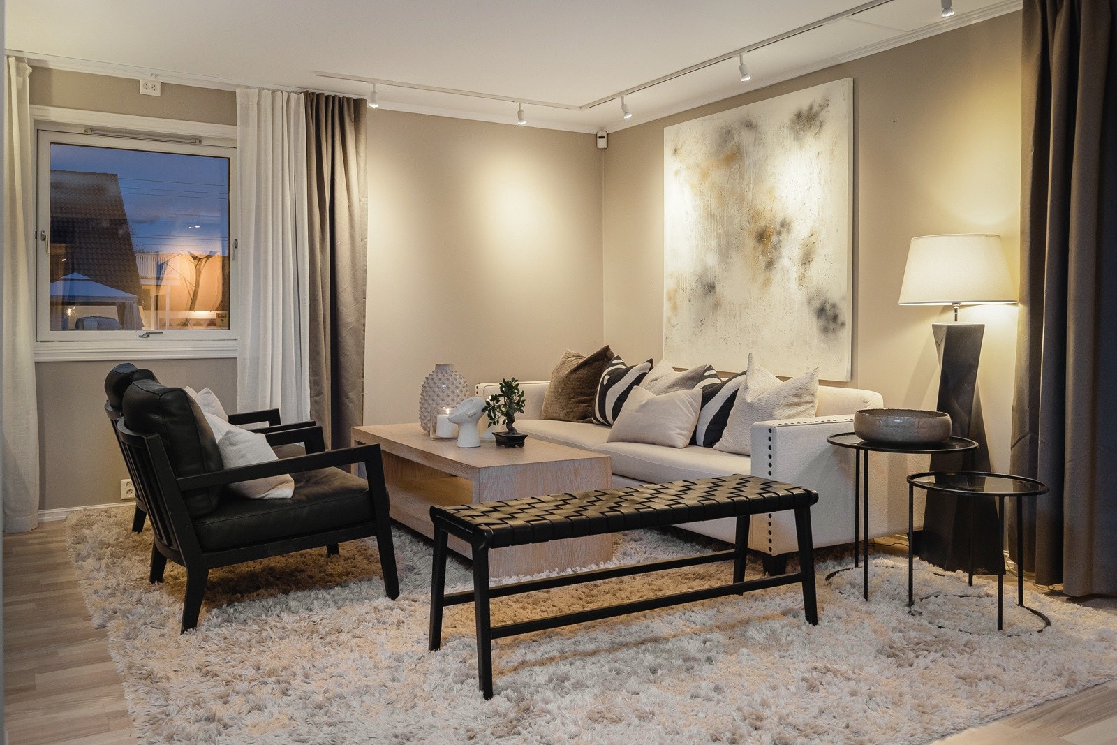 To pene stuer ligger på hver sin side av kjøkkenet. Galleribilde