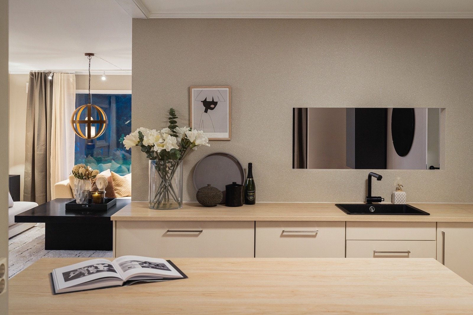 Benkeplatene var nye nå i 2022, og det samme gjelder armatur og koketopp. Galleribilde