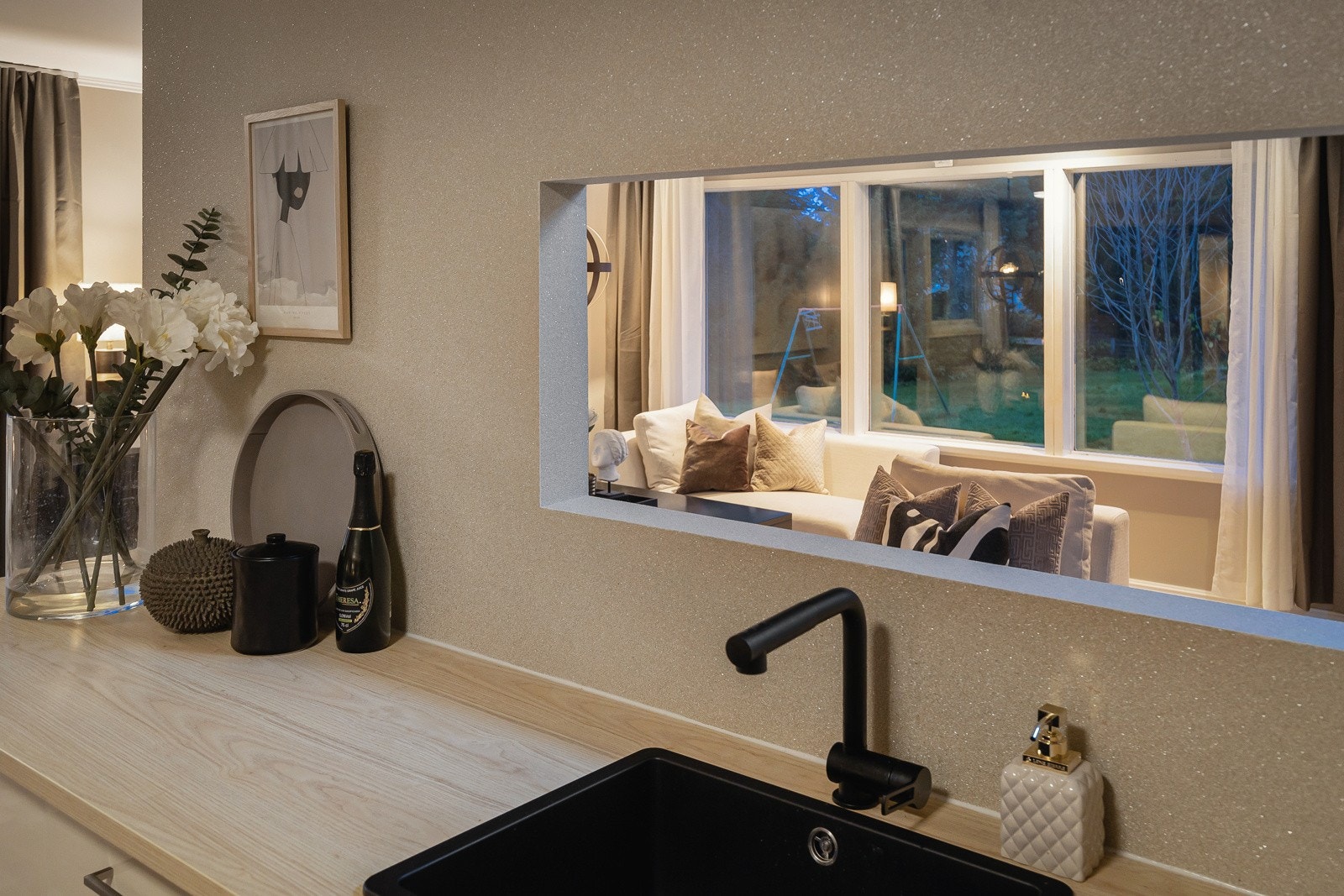 Rommet er kledd i et eksklusivt tapet fra designleverandøren Omexco. Galleribilde