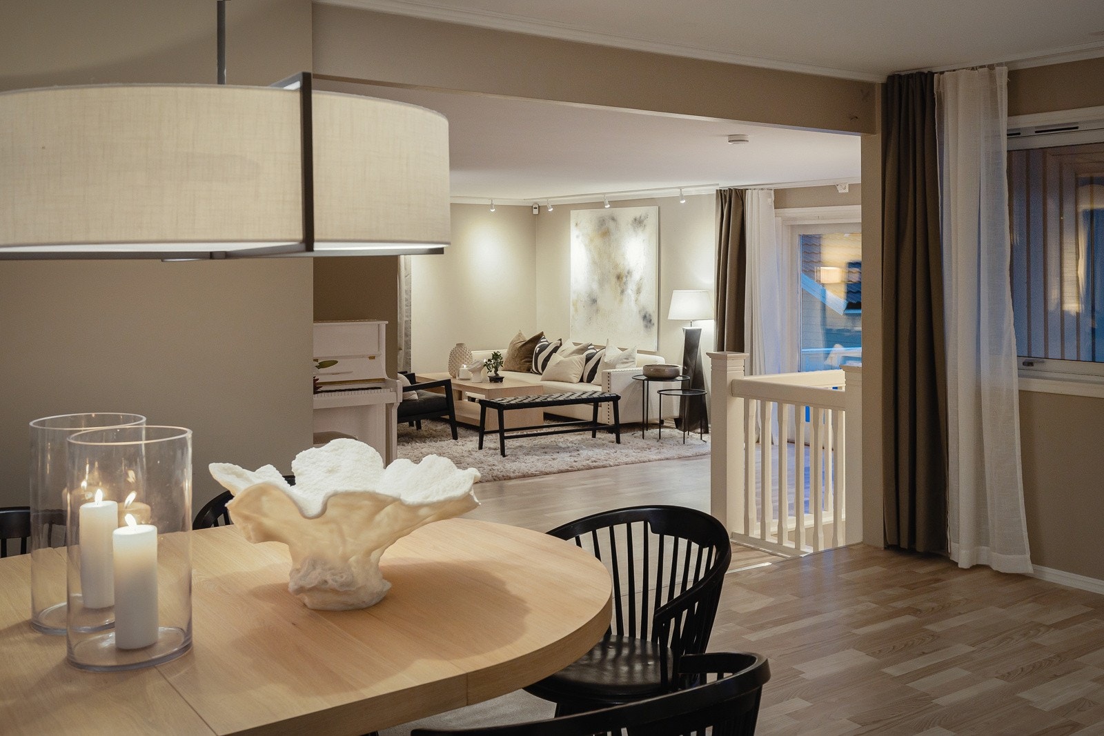 Oppholdsarealet er inndelt i soner med det flotte kjøkkenet som midtpunkt. Galleribilde