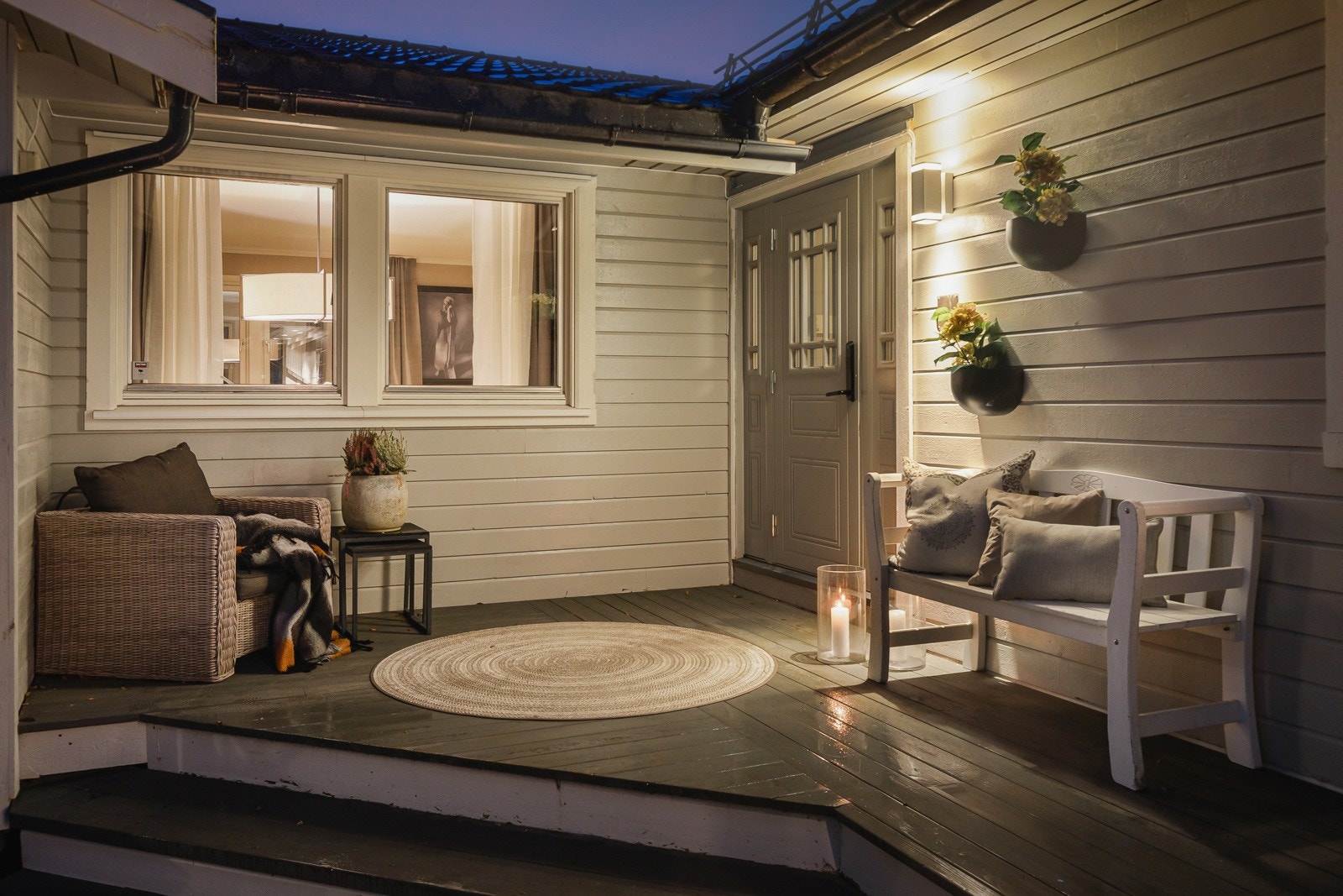 Huset er seksjonert med to boenheter, men benyttes i dag som en stor enebolig på hele 353 kvm. Galleribilde