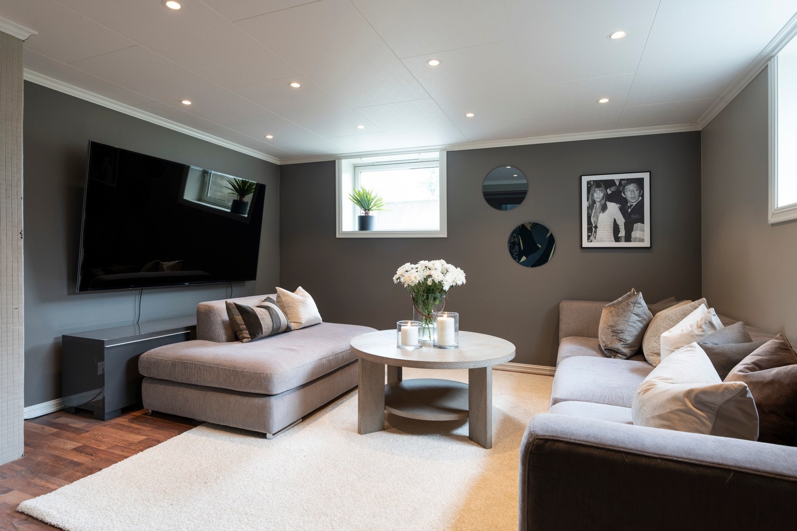 Deler av kjelleretasjen er innredet som kjellerstue og soverom. Galleribilde