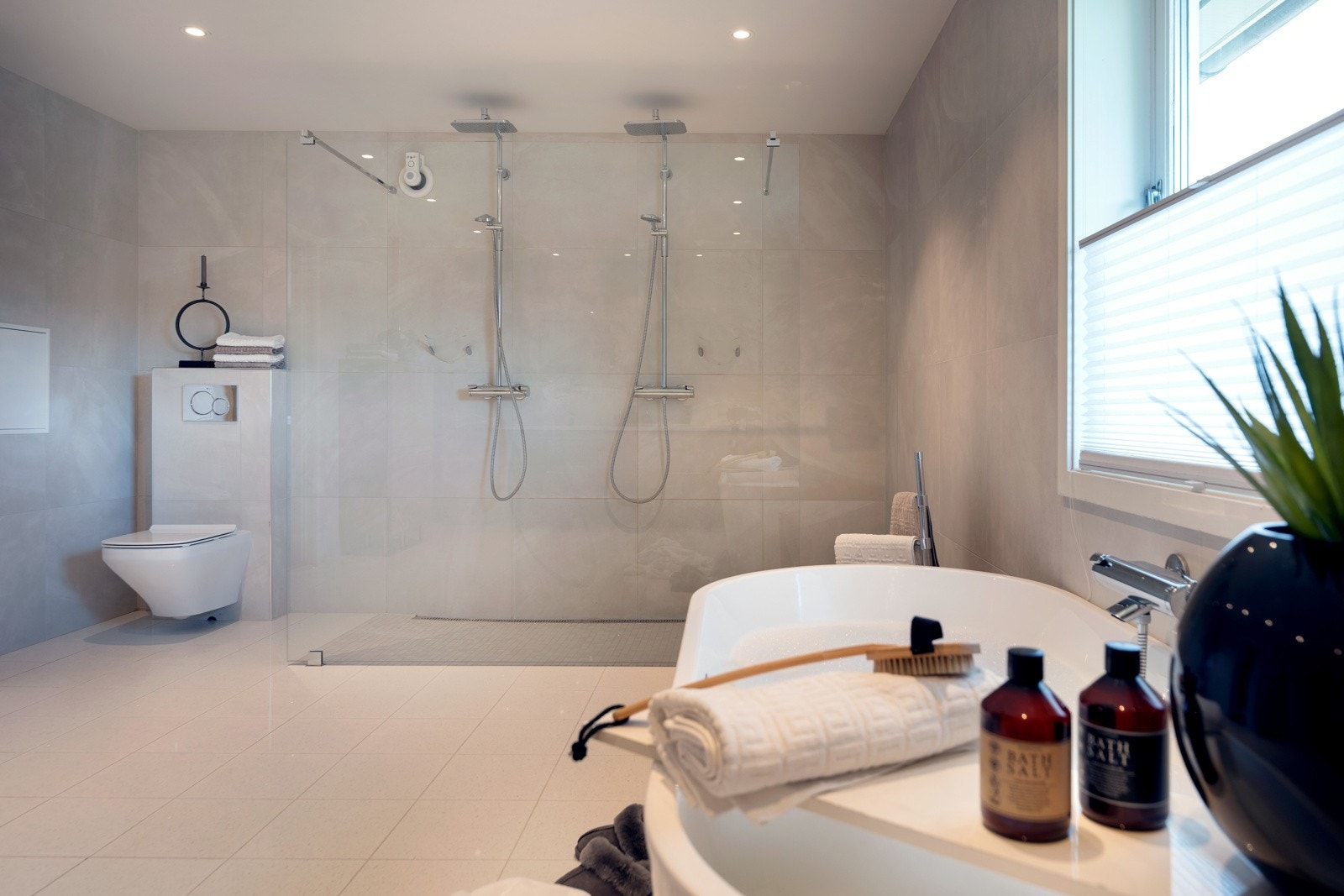 Den hvite luken på veggen er en praktisk skittentøyssjakt ned til vaskerommet. Galleribilde