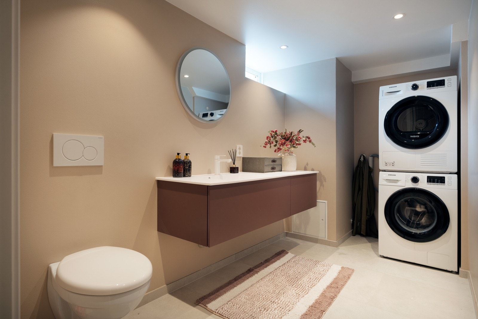 Vaskerom med toalett ligger vegg-i-vegg med boden som rommer skittentøyssjakten. Galleribilde