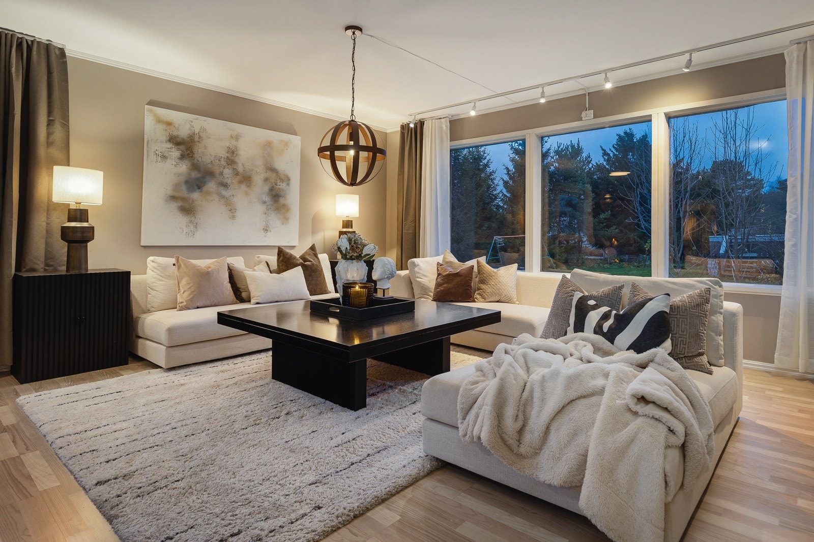 Stua mot vest er både åpen og lun, og ligger noe tilbaketrukket fra kjøkken og spisestue. Galleribilde