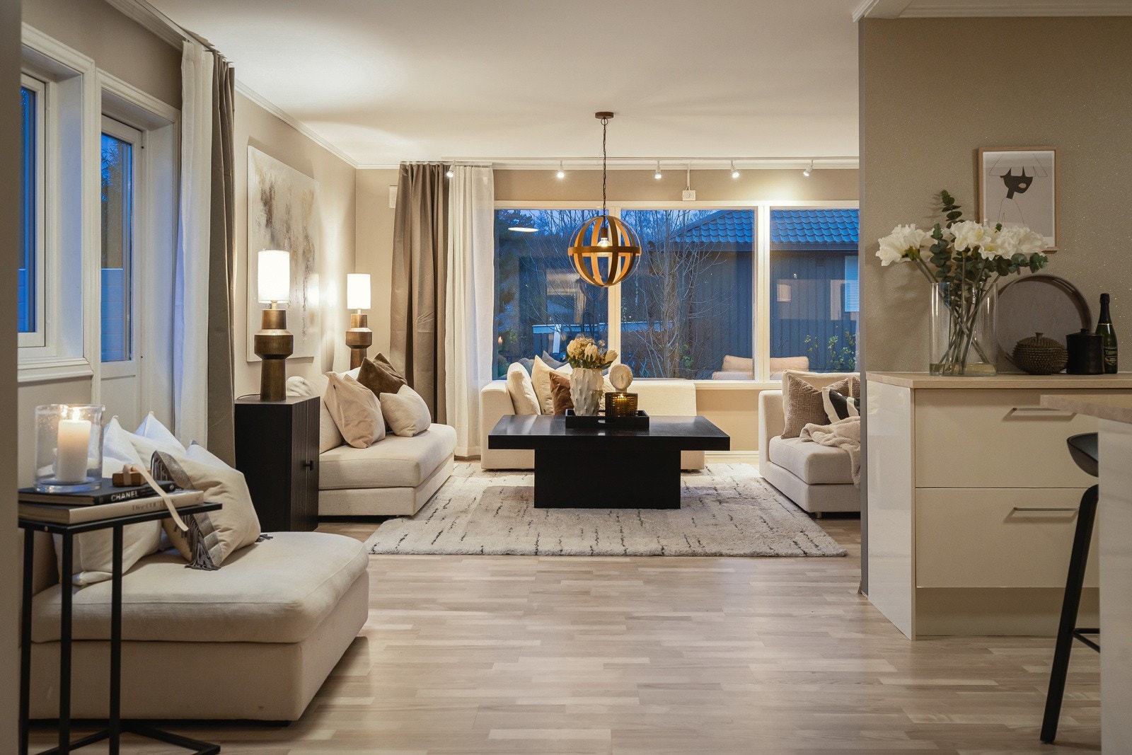 Huset har helhet i stil og interiør, og alle rom er store i størrelsen. Galleribilde