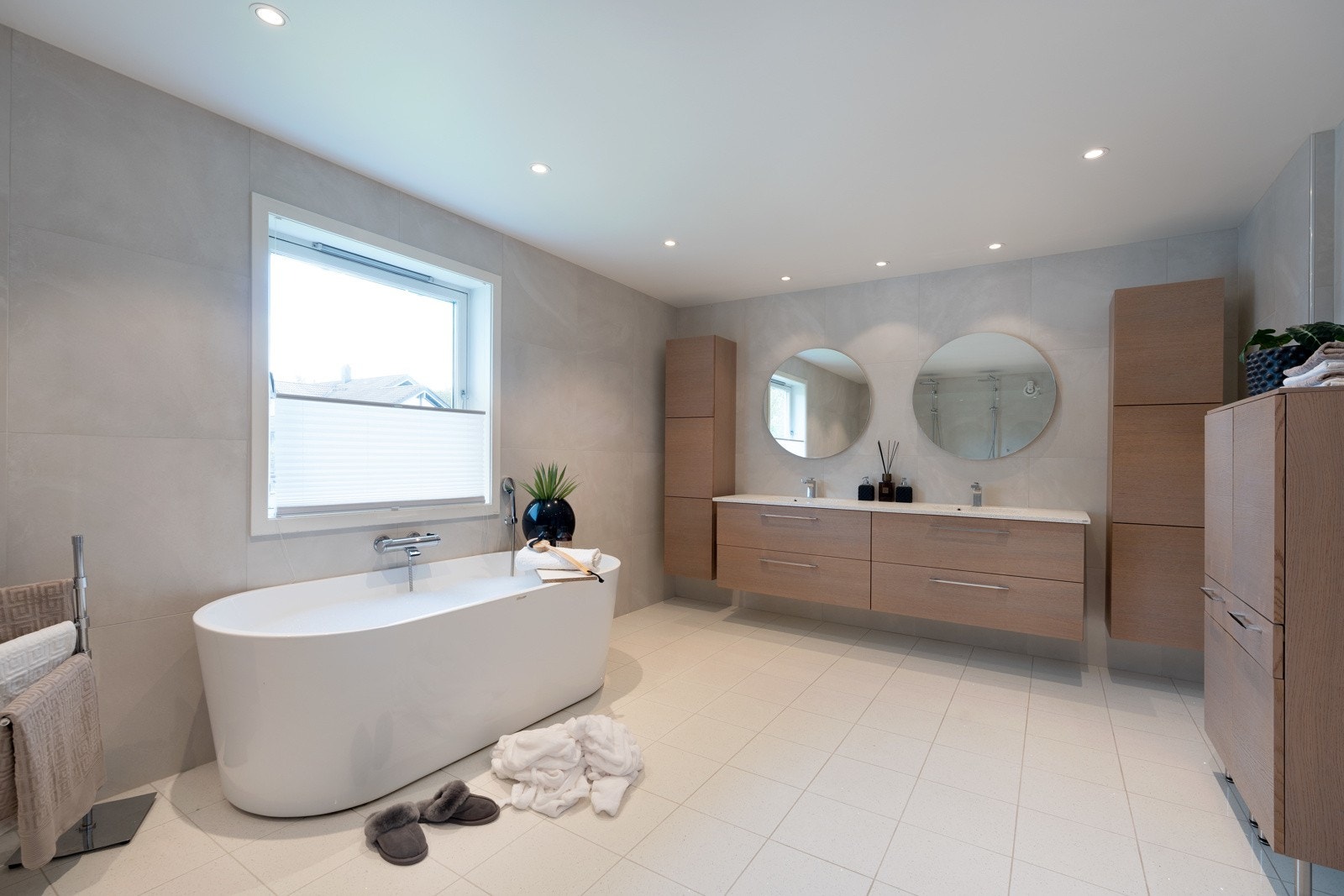 Baderommet er særlig flott, og måler hele 18 kvm. Rommet er bygget med tanke på å tilføre huset et rom med SPA-følelse. Galleribilde