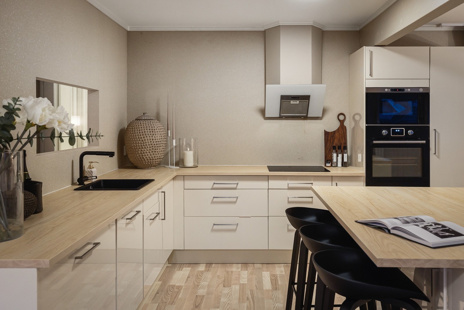 Kjøkkenet er stilfullt, solid og flott, og utgjør en egen sone i det store oppholdsarealet. Galleribilde