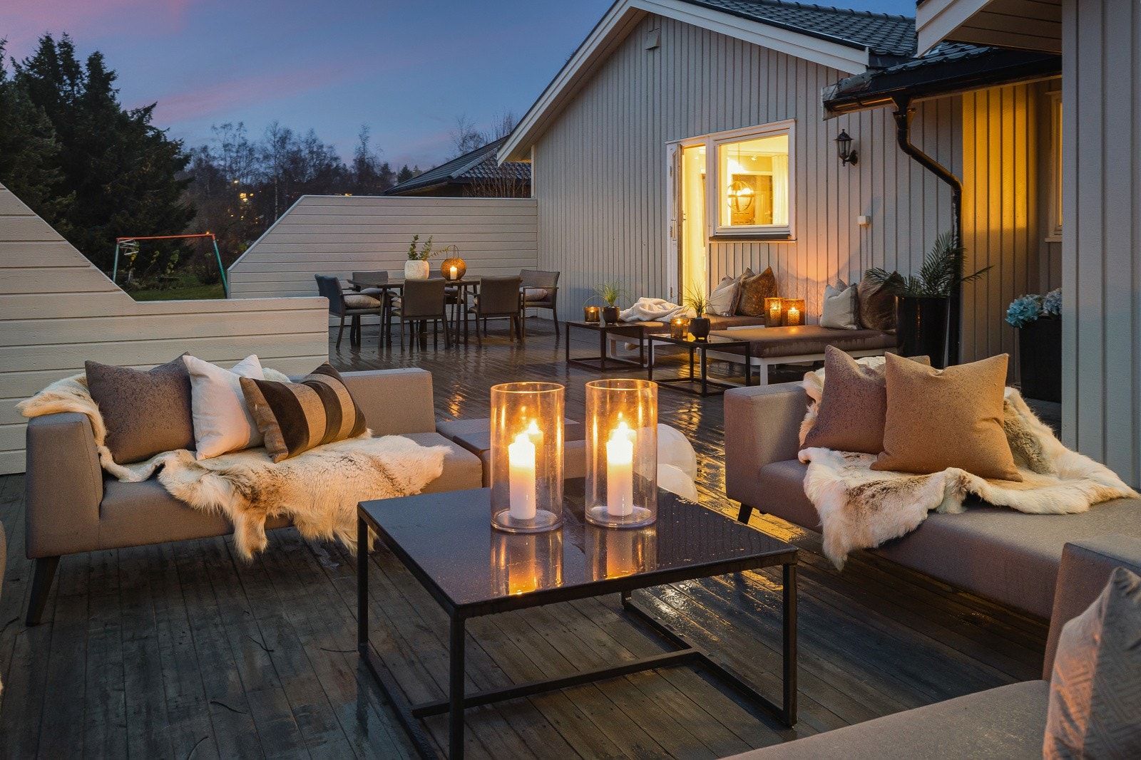 Nabolaget er både rolig og familievennlig, og består av liknende eiendommer med god plass og mye grøntareal mellom husene. Galleribilde