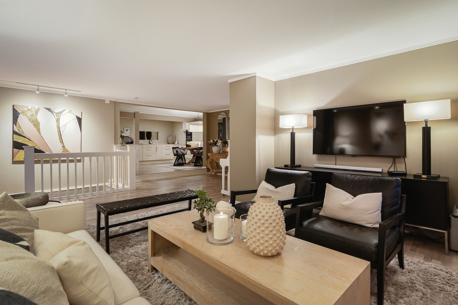 Det store, stilfulle oppholdsarealet måler over 100 kvm. Galleribilde