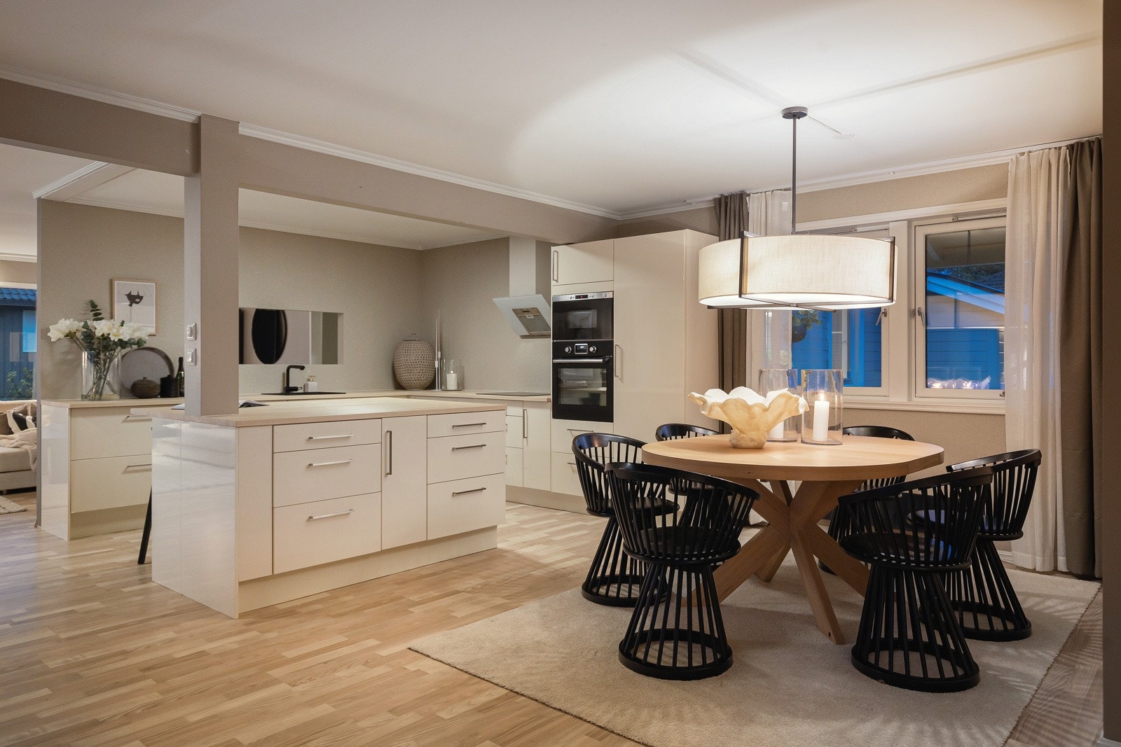 Boligen er innvendig i svært god forfatning med høy, påkostet boligstandard. Galleribilde