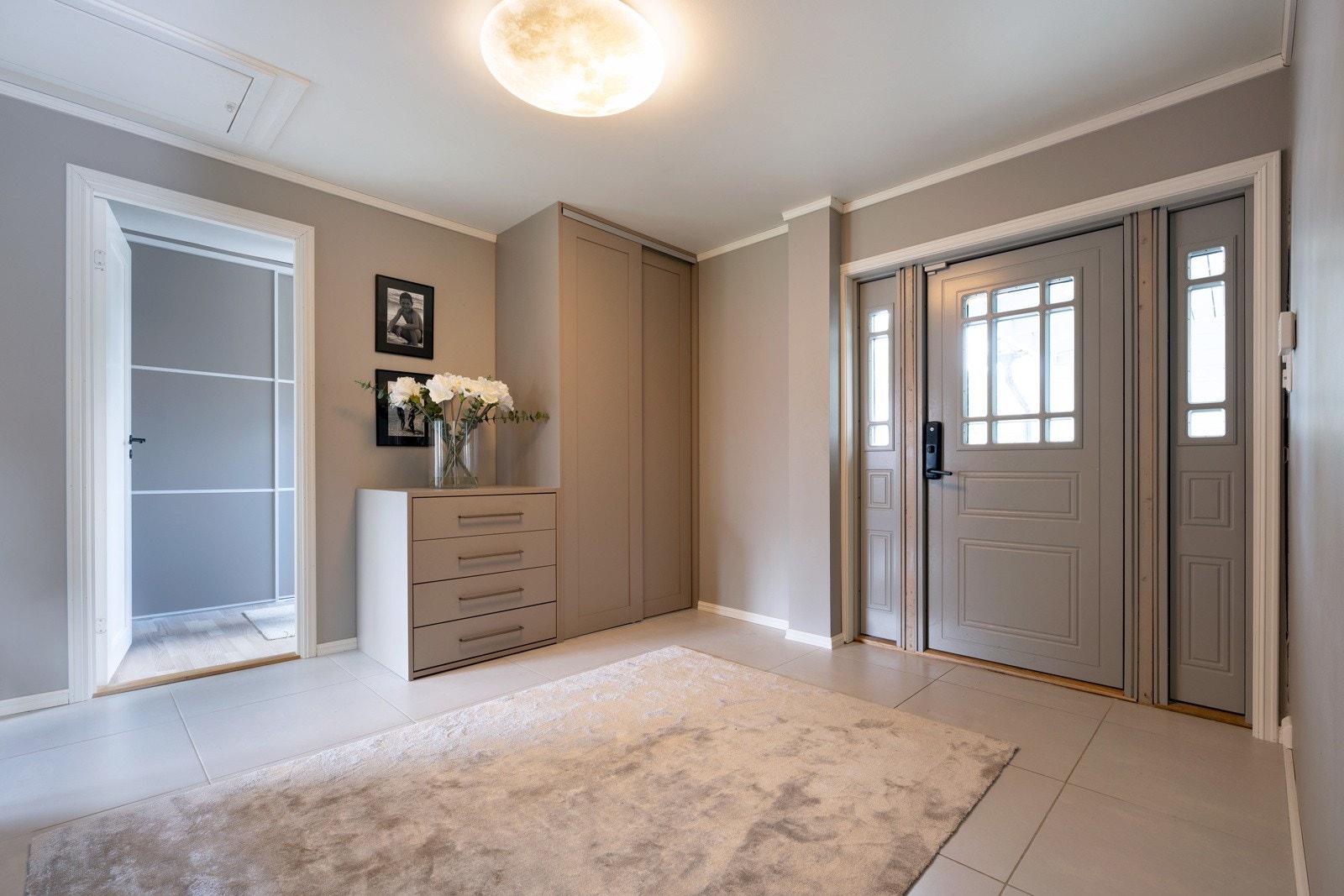 Romslig og praktisk hall på hele 13 kvm. Praktisk garderobesystem Galleribilde