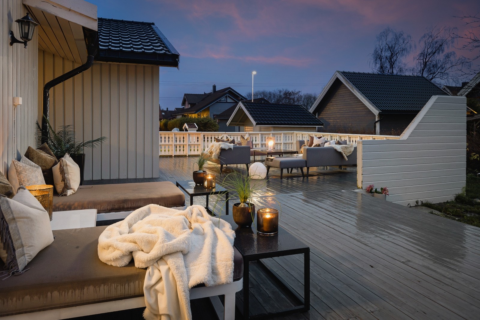 Stor, sørvendt terrasse med flere hjørner og levegger. Galleribilde