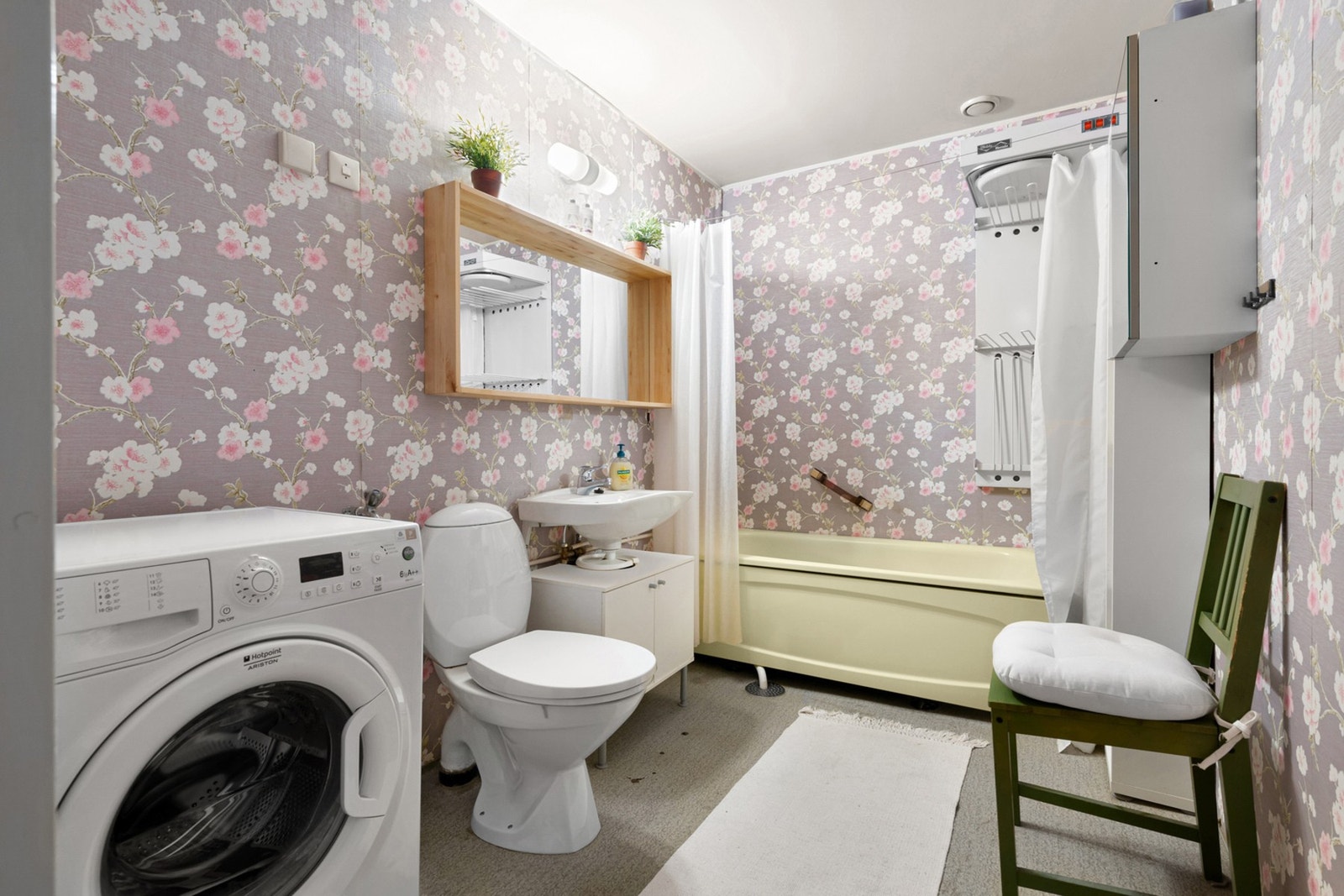 Baderom med opplegg for vaskemaskin. Galleribilde