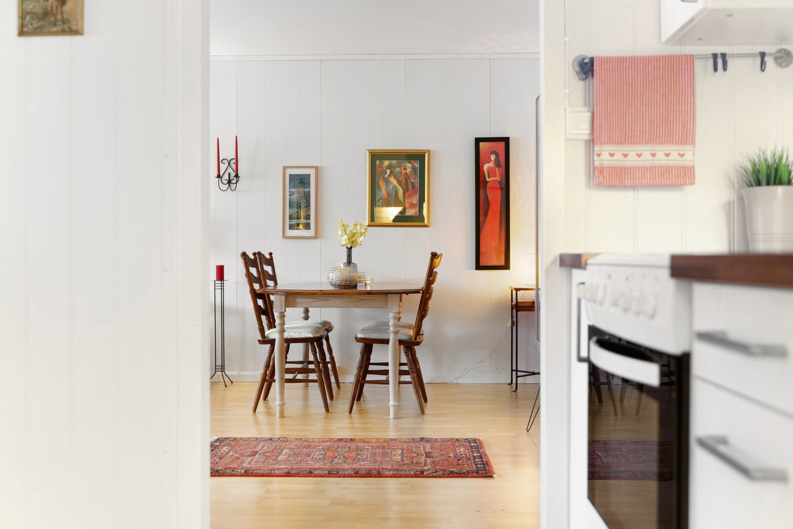 Spisegruppe i naturlig tilknytning til kjøkkenet. Galleribilde