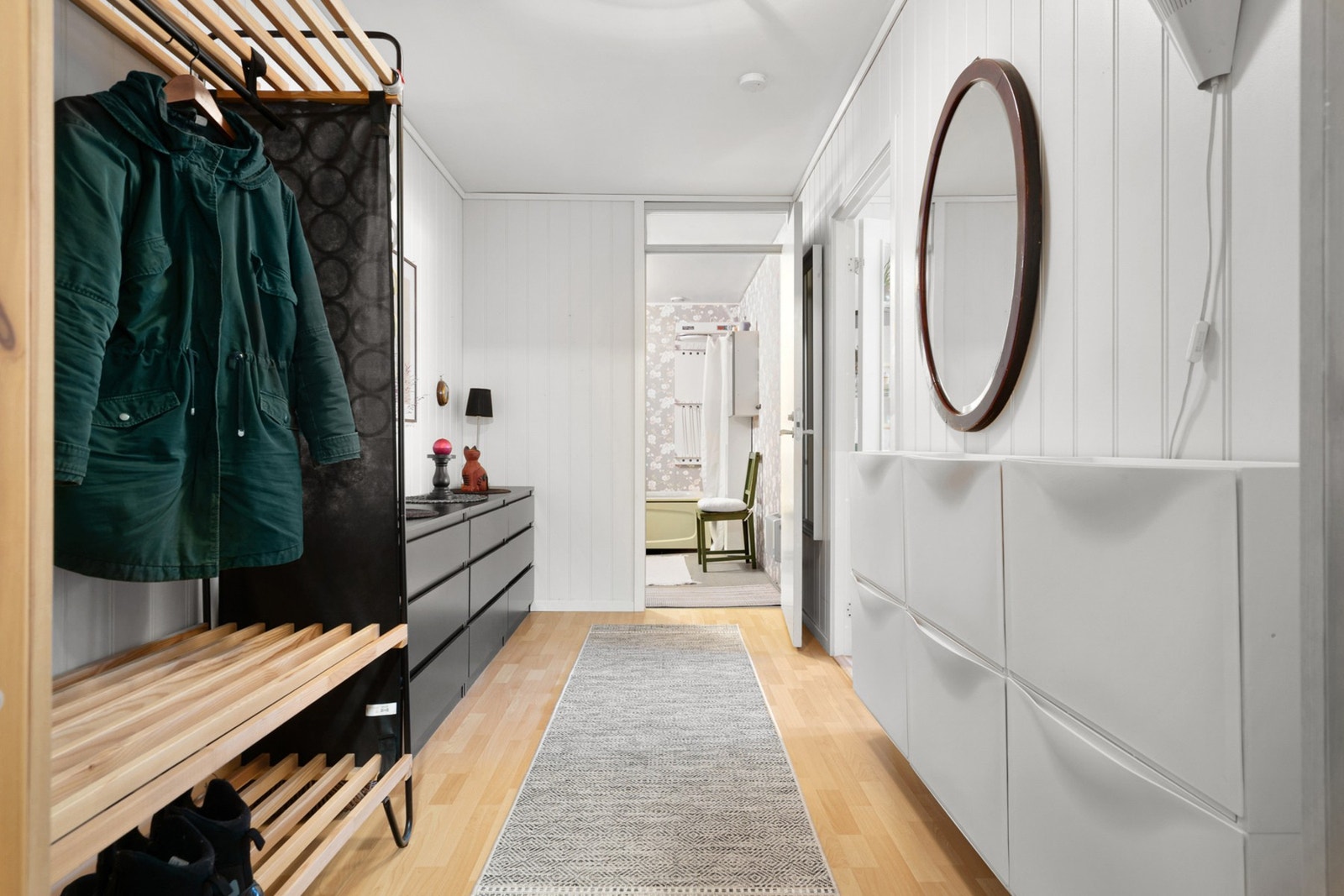 Lys og innbydende entré med god plass til garderobeløsning for oppbevaring av yttertøy. Velkommen inn! Galleribilde