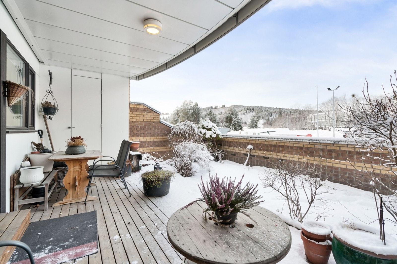 Fra stuen er det utgang til en stor terrasse på 33 kvm. Galleribilde