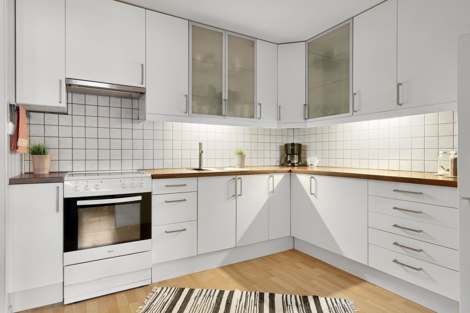 Lyst og pent kjøkken med rikelig skap- og benkeplass. Galleribilde