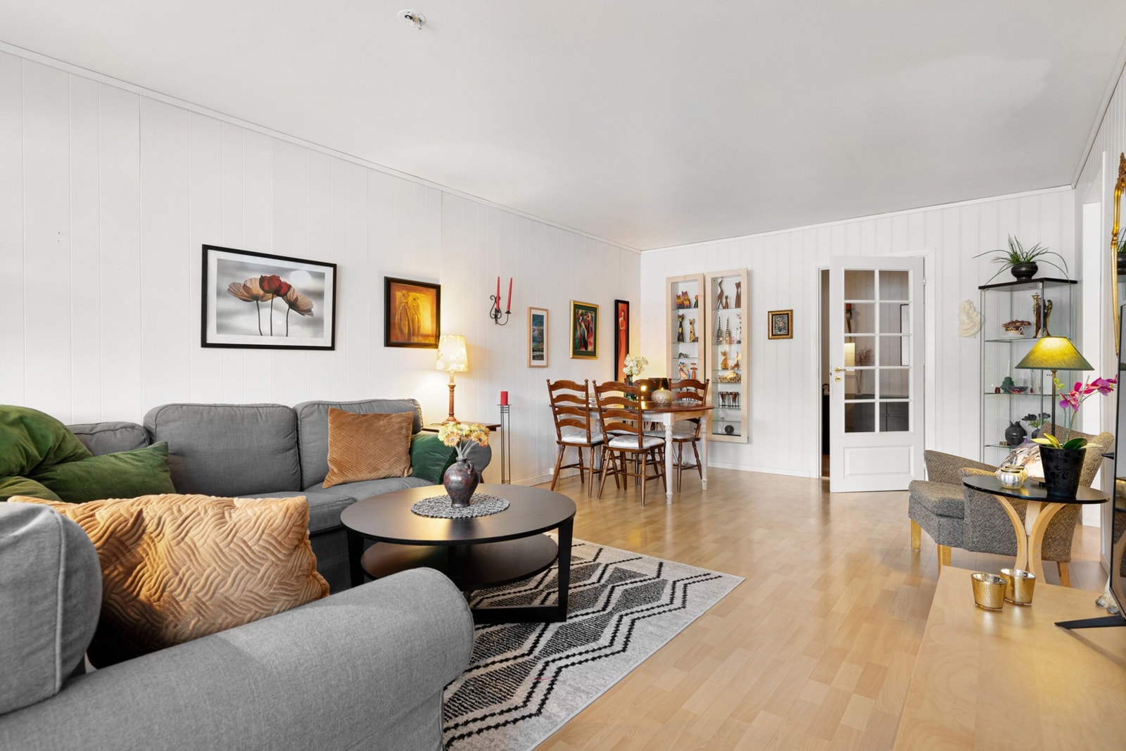 Lys stue p å21,5 kvm med gode møbleringsmuligheter. Galleribilde