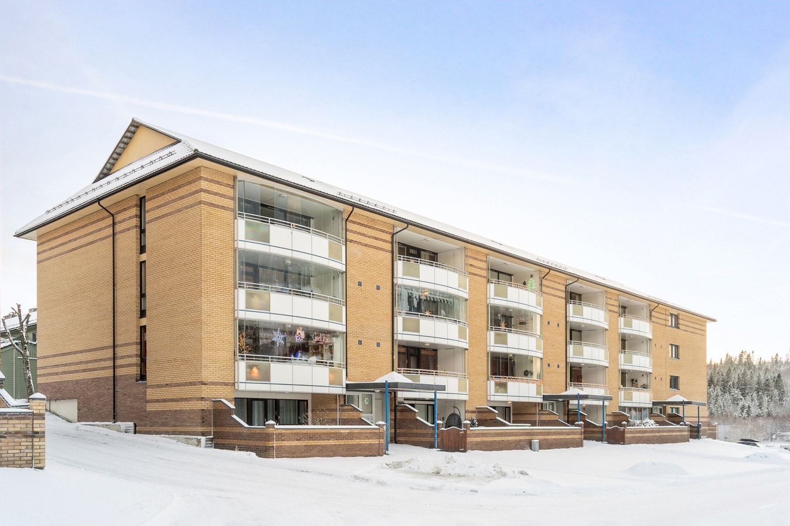 Leiligheten disponerer totalt fire boder og har godt med lagringsplass. Velkommen til en hyggelig visning! Galleribilde