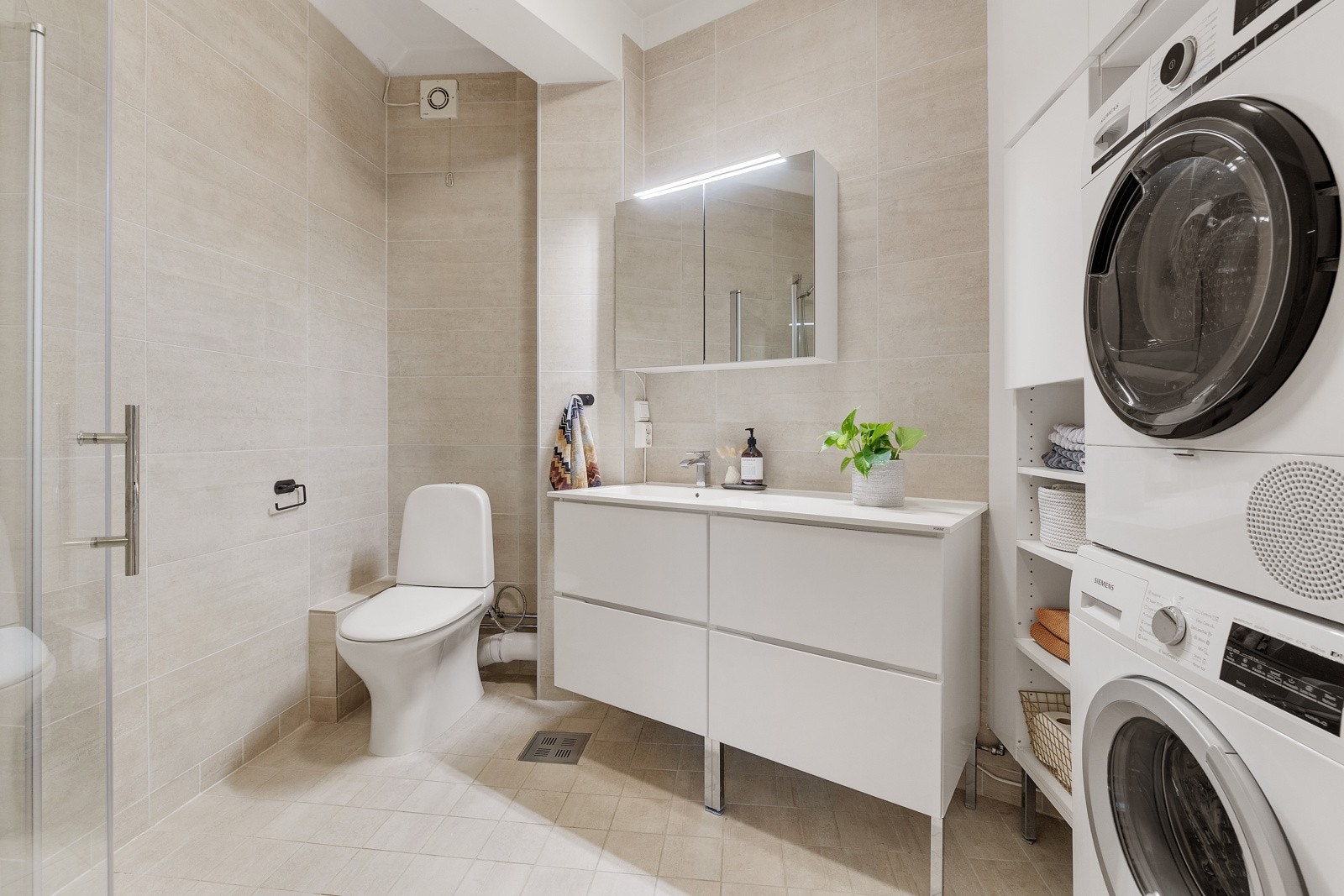 Med plass til vaskemasking og tørketrommel Galleribilde