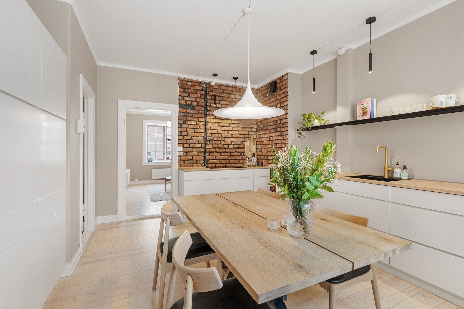 Her er det god plass til et stort spisebord Galleribilde