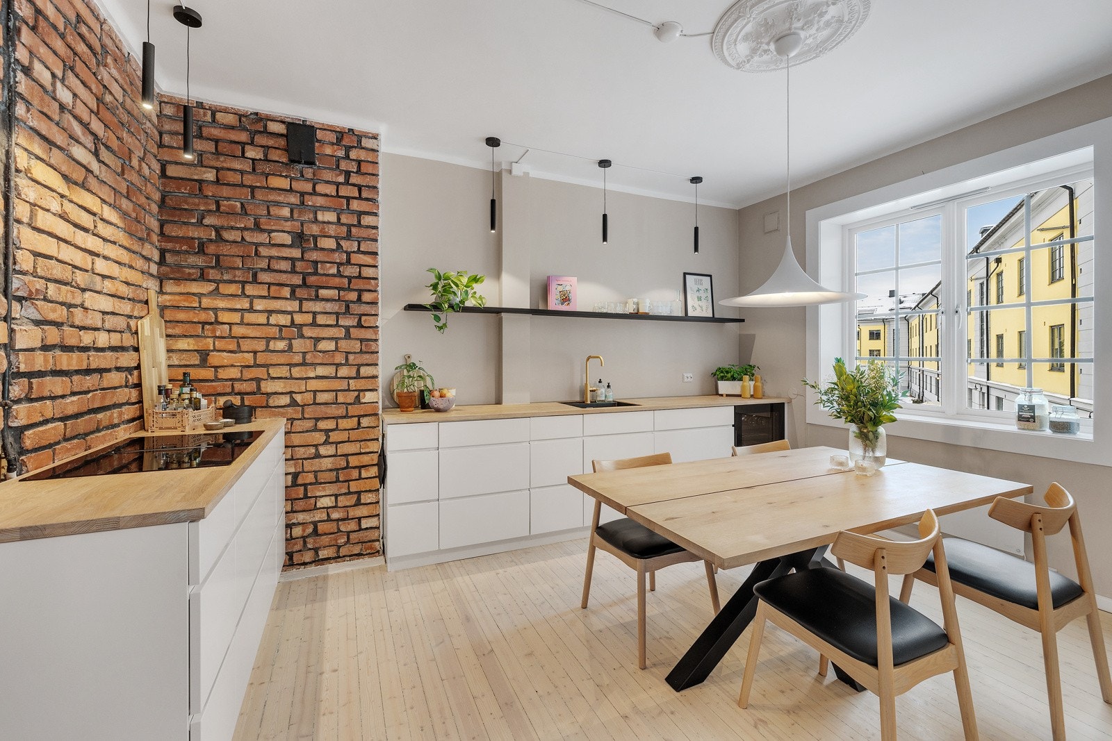 Moderne og innholdsrikt separat spisekjøkken fra 2021 Galleribilde