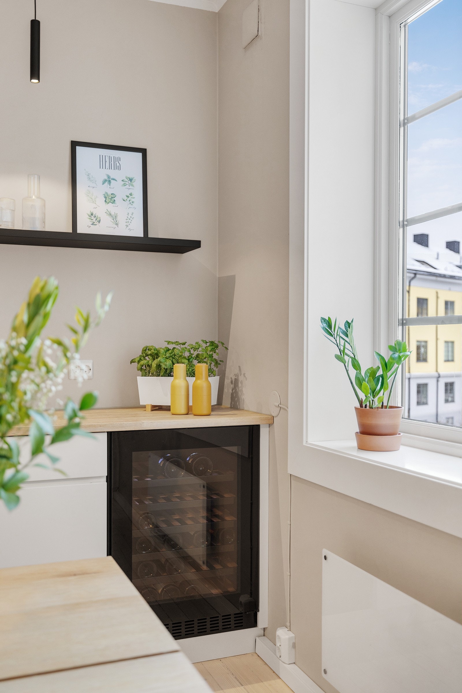 Integrerte hvitevarer også med vinskap Galleribilde