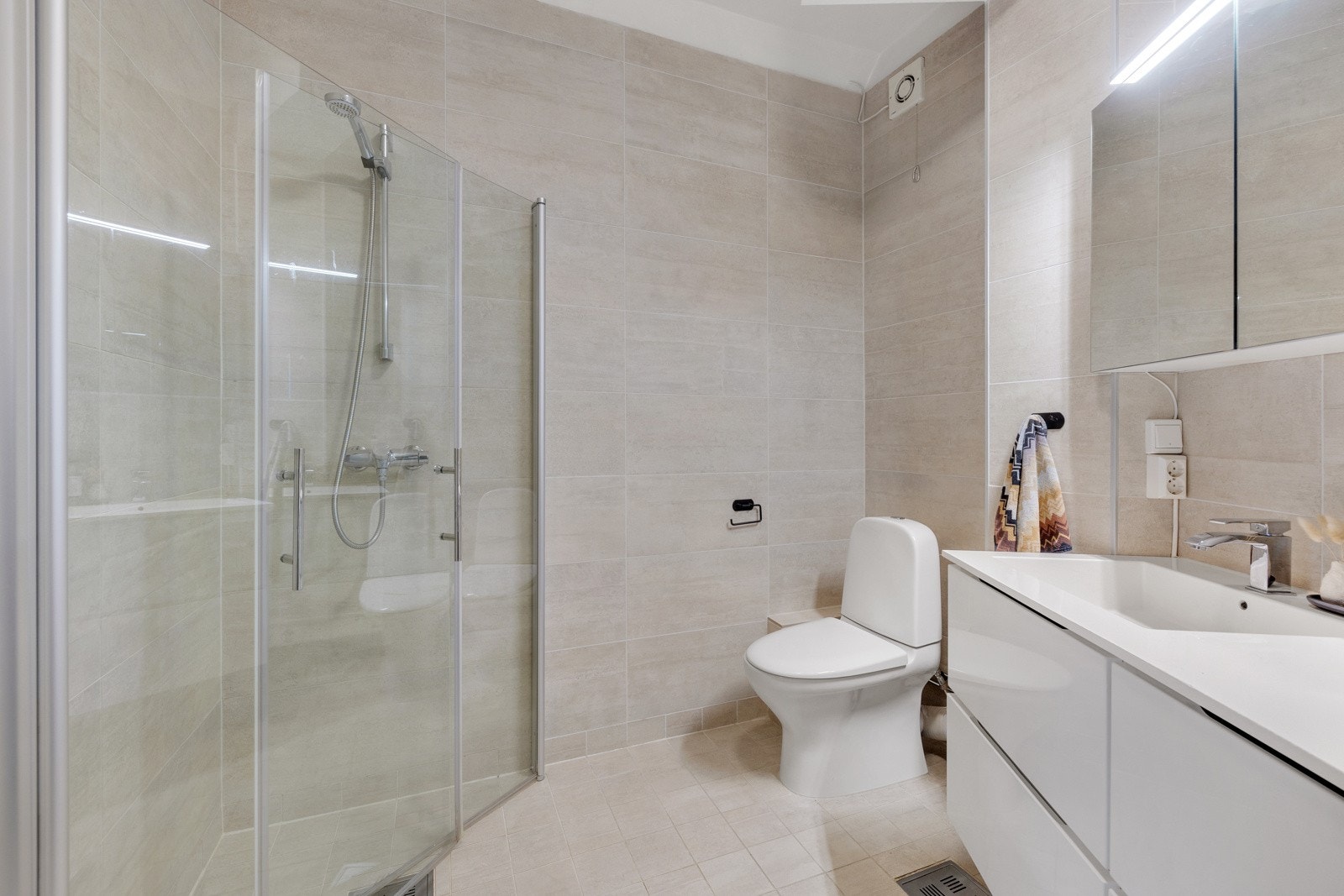 Romslig og stilrent flislagt bad Galleribilde