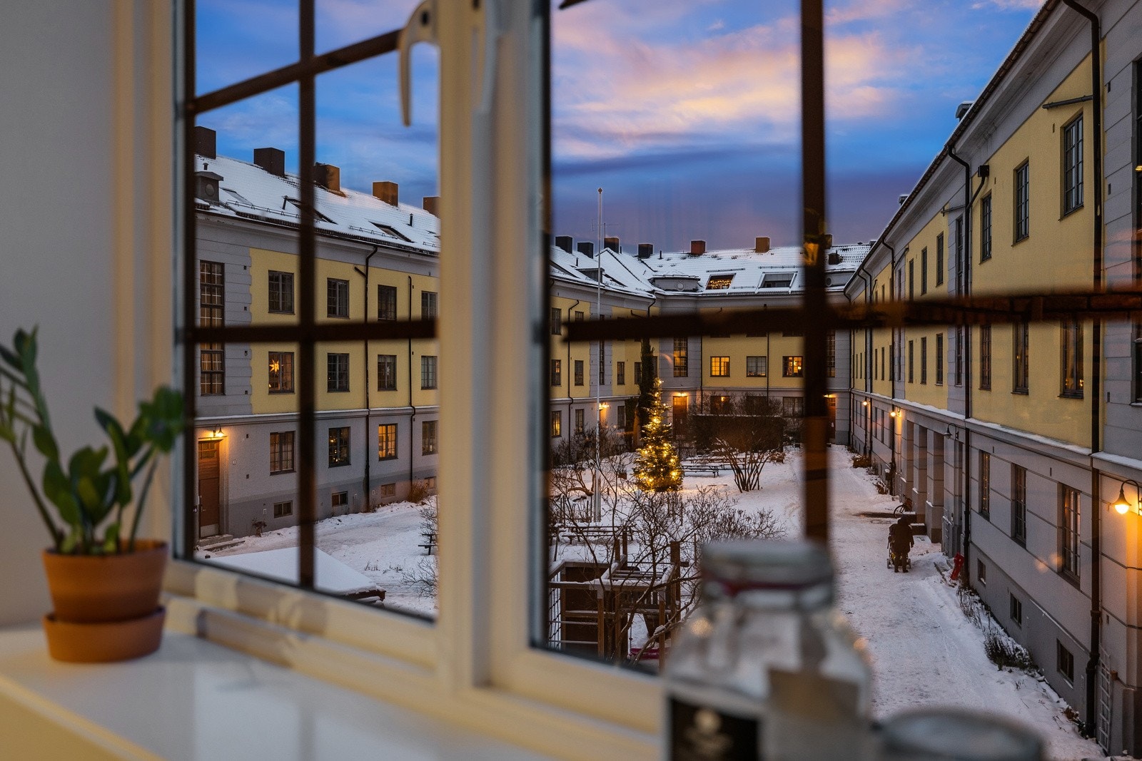 Hyggelig utsyn fra kjøkkenvinudet mot bakgården Galleribilde