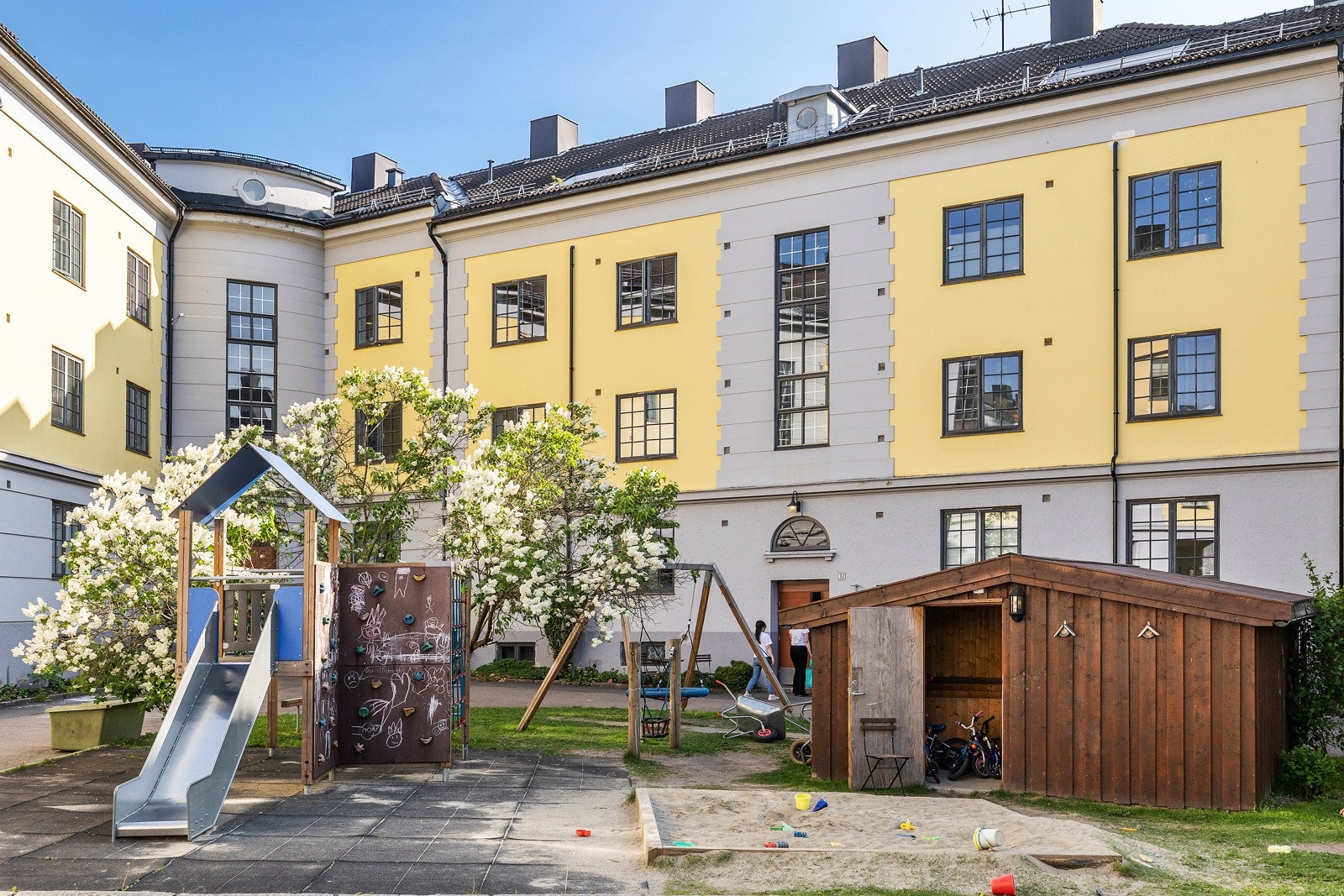 Barnevennlig helt lukket med lekeplass Galleribilde