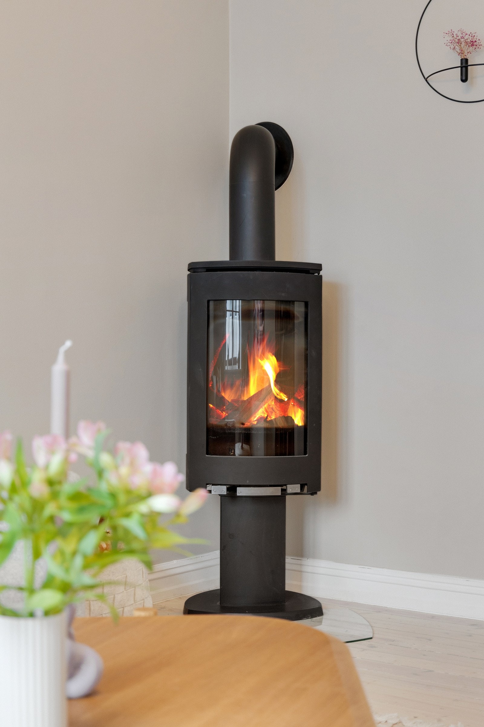 I hjørnet av stuen har du en koselig vedovn Galleribilde